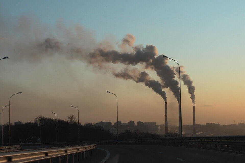 При неблагоприятных погодных условиях предприятия обязаны снижать выбросы в атмосферу